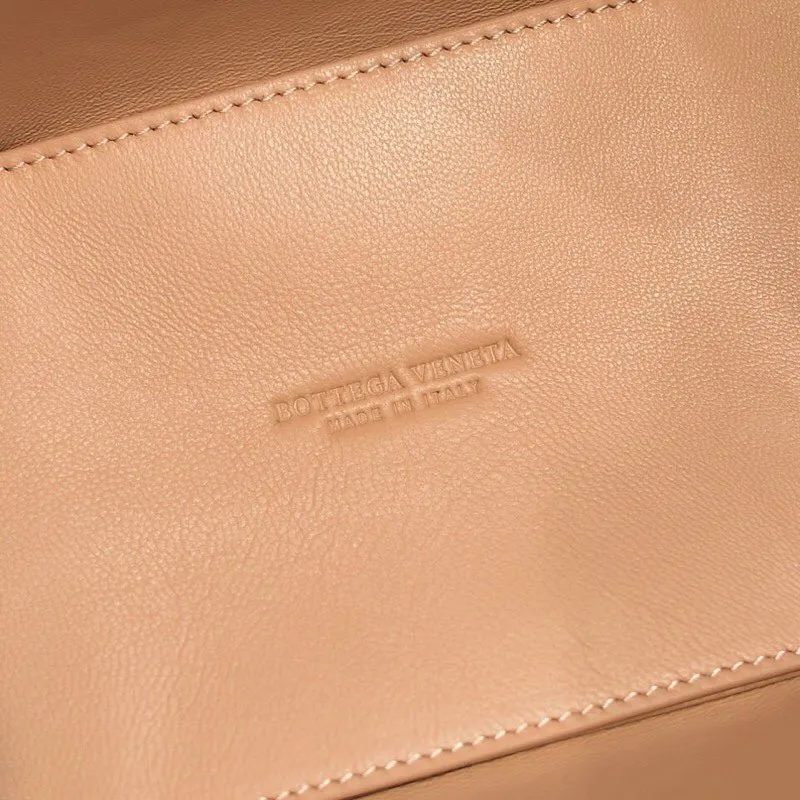 Batch 1860 BottegaVeneta# 🧷Early autumn calfskin SLIP tote handbag, the oversized woven design really makes it a huge gap from ordinary tote bags🔗🔗Different color combinations for the inner and outer layers ⛓Daniel Lee leads the brand gene to continue to evolve with fresh inspiration🧬🧬 Showing the balance between luxury and reality👉Sheepskin Size 36*24*12【9892#】
